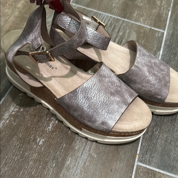 Pierre Dumas Women's Sandals in Metallic Silver and Cream - Picture 1 of 10